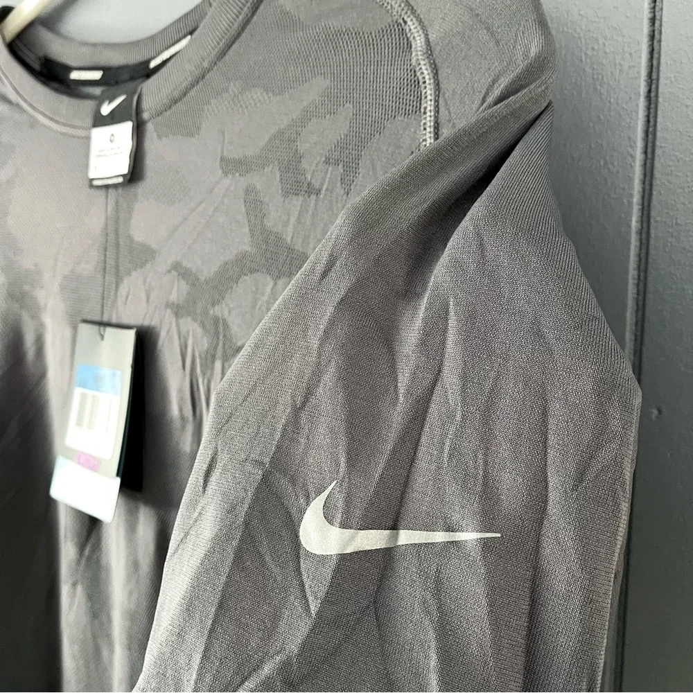 NWT Men’s Nike Running Tee - Picture 4 of 4